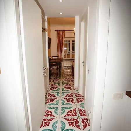 Delfini Trevi House 4*