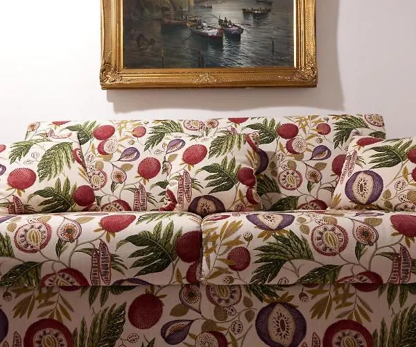 Delfini Trevi House Рим