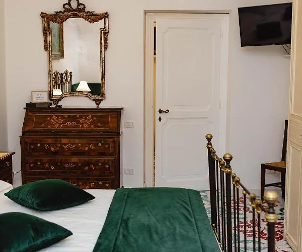 Гостевой дом Delfini Trevi House