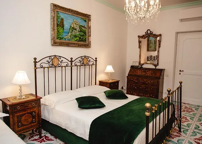 Delfini Trevi House Гостевой дом Рим