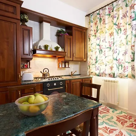 Konukevi Delfini Trevi House