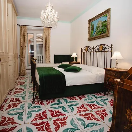 Delfini Trevi House Konukevi