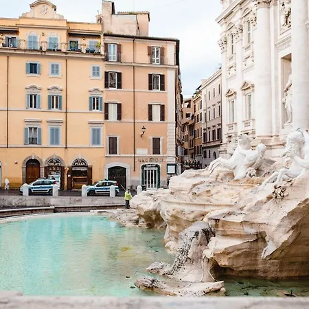Delfini Trevi House Pensión *