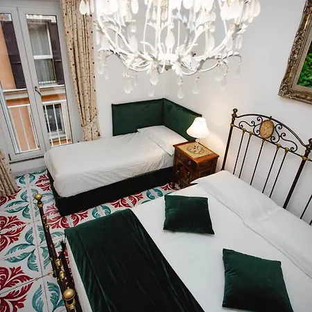 Konukevi Delfini Trevi House 4*