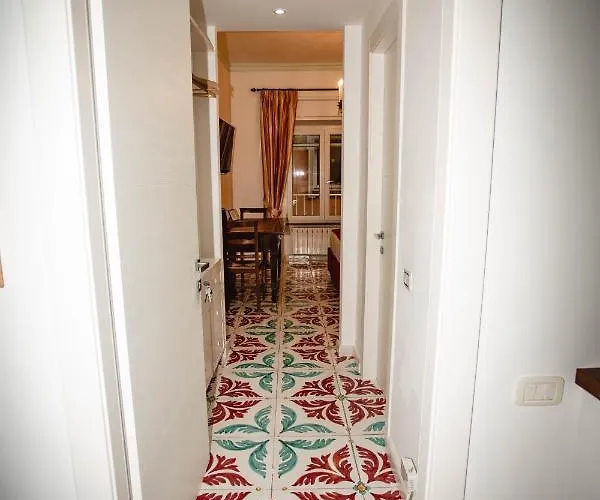 Delfini Trevi House 4*