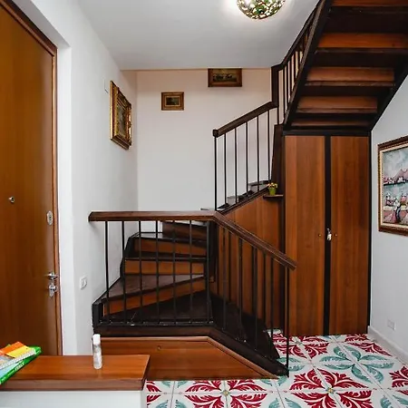 Delfini Trevi House 4*